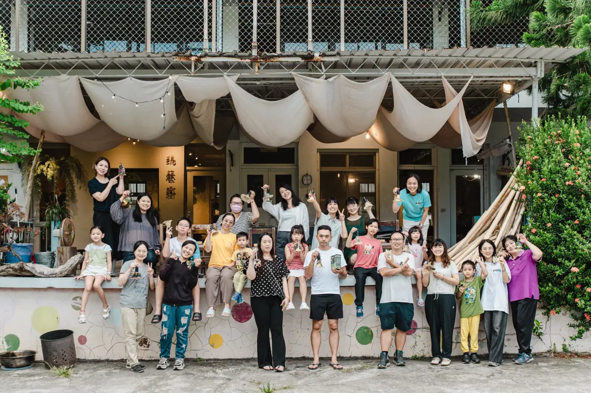 ▲信義房屋社區一家，透過小旅行帶民眾走入花蓮樹皮體驗村，感受社造串聯文化傳承的案例。（圖／信義房屋）
