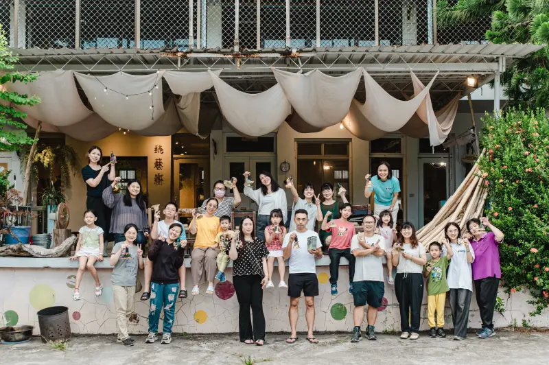 ▲信義房屋社區一家，透過小旅行帶民眾走入花蓮樹皮體驗村，感受社造串聯文化傳承的案例。（圖／信義房屋）