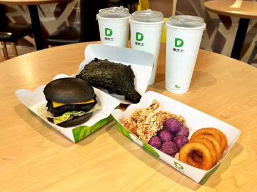 德克士「萬聖黑金趴」強勢登場　聯名小小兵限量送
