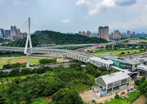 ▲輕軌高架車站導入AI派梯。（圖／新北捷運工程局提供）