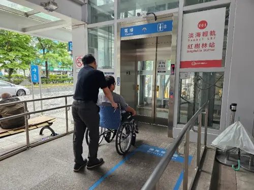 ▲輕軌高架車站導入AI派梯功能，可自動偵測推嬰兒車與行動不便的輪椅族或拄拐杖者。（圖／新北捷運工程局提供）