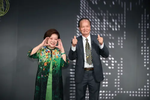 ▲金鐘60特別貢獻獎得主陳淑芳（左）和葉輝龍（右），兩人都誓言要活到老、做到老。（圖／文化部提供）