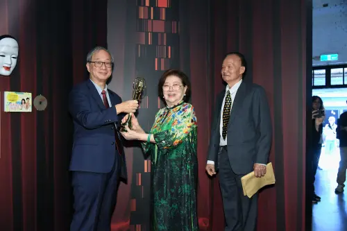 ▲金鐘60特別貢獻獎頒給資深演員陳淑芳（中）和資深電視製景師葉輝龍（右），左為文化部長李遠。（圖／文化部提供）