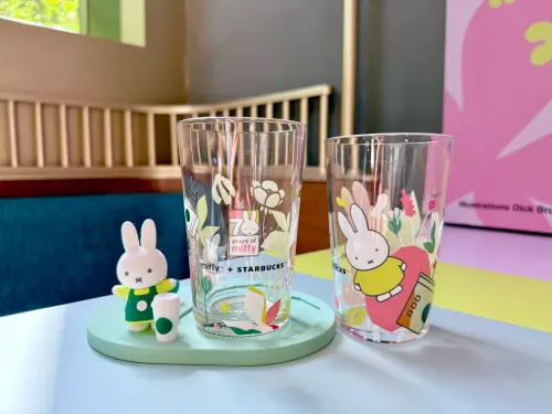 ▲清新「miffy70玻璃杯組」1,100元、「miffy70杯墊」580元。（圖／記者蕭涵云攝）