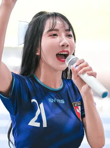 ▲狸貓寶貝隊長小珍奶昨日在應援場上，親自拿麥克風應援。（圖／翻攝自小珍奶IG限動@bubbletea_wang）