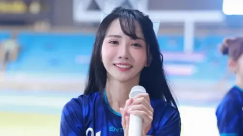 ▲足球場上出現啦啦隊應援，引發不少粉絲在社群上激戰辯論。（圖／翻攝自小珍奶IG限動@bubbletea_wang）