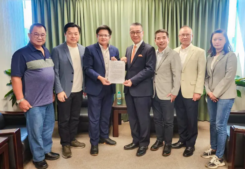    ▲宜蘭縣黨公職連署致函賴清德，盼徵召林國漳參選宜蘭縣長，宜蘭黨部上午送連署書給秘書長徐國勇。（圖／民進黨提供）  
