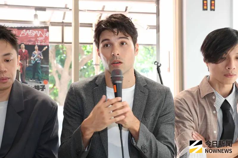 ▲鳳小岳以《人生清理師》首度入圍金鐘獎迷你劇集男主角，今（15）日受訪時坦言「讓大家感到威脅很好」，盼中文戲劇被世界看見，工作滿檔仍兼顧家庭與樂團，笑稱：「累只是生活的一部分！」（圖／記者吳翊緁攝）