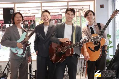 ▲鳳小岳（右2）將帶著團員一同走金鐘紅毯。（圖／記者吳翊緁攝）