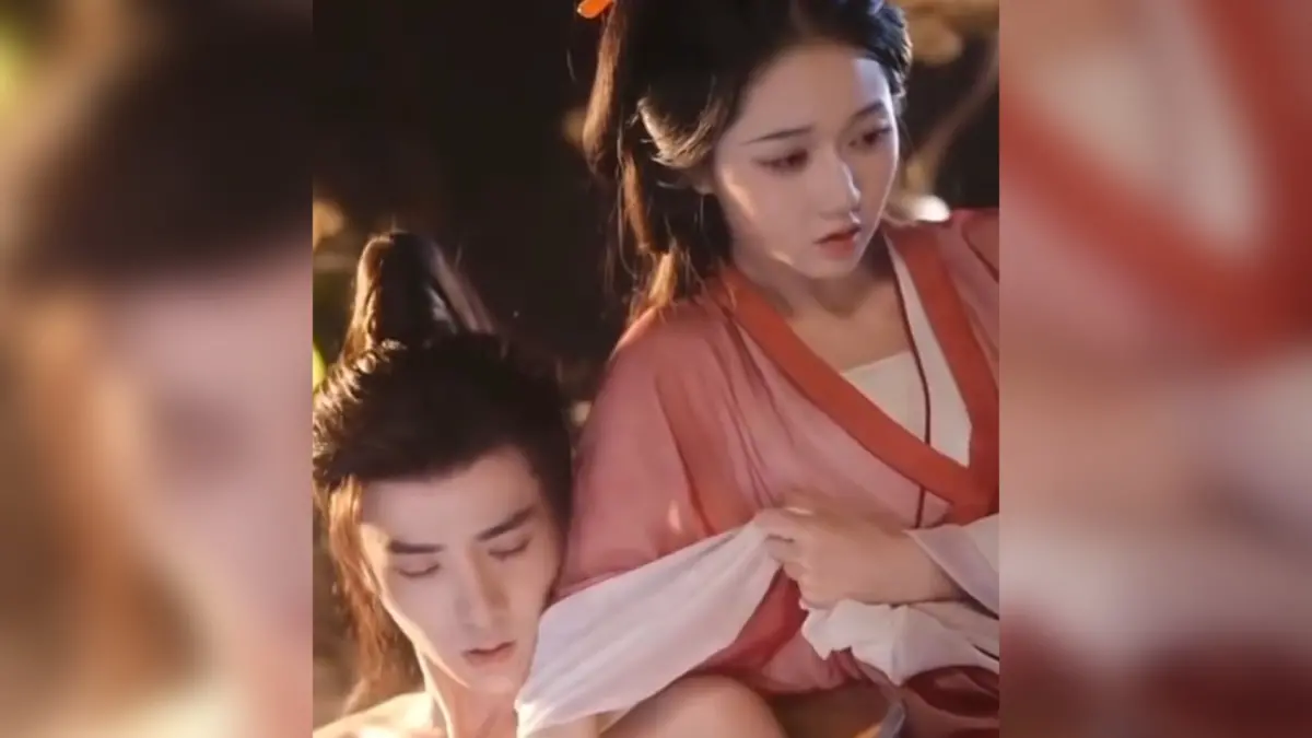 ▲短劇版《折腰》尺度受到討論，吳希澤（左）飾演的魏劭抓住「小喬」岳雨婷（右）的手進入水中，觀眾嚇喊能播嗎。（圖／翻攝自微博）