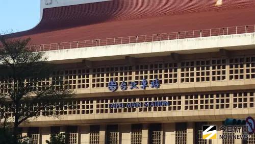 快訊／悚！台北車站旁驚見「男子陳屍天橋上」嚇壞　警到場採證中
