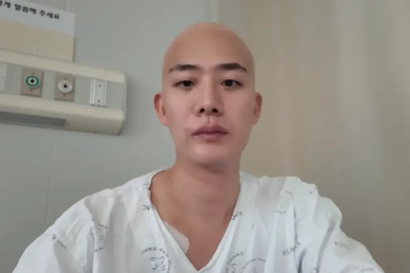 ▲《單身即地獄》爆紅的車炫承日前透露罹患白血病（血癌），近日他曝光抗癌近況，自爆手掌皮膚狂脫皮，積極樂觀模樣讓粉絲忍不住淚崩直呼：「好堅強」。（圖／YouTube@chahyunseung）