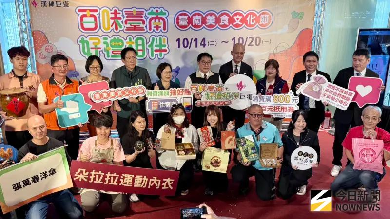▲台南美食文化節壓軸登場高雄漢神巨蛋，黃偉哲與百貨業者、產業協會合作推廣台南美食。（圖／記者郭俊暉攝,2025.10.15）