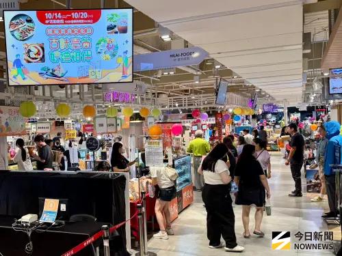 ▲高雄漢神巨蛋購物廣場8樓活動會館湧入不少民眾前來體驗台南在地風味，感受府城獨有的美食魅力。（圖／記者郭俊暉攝,2025.10.15）
