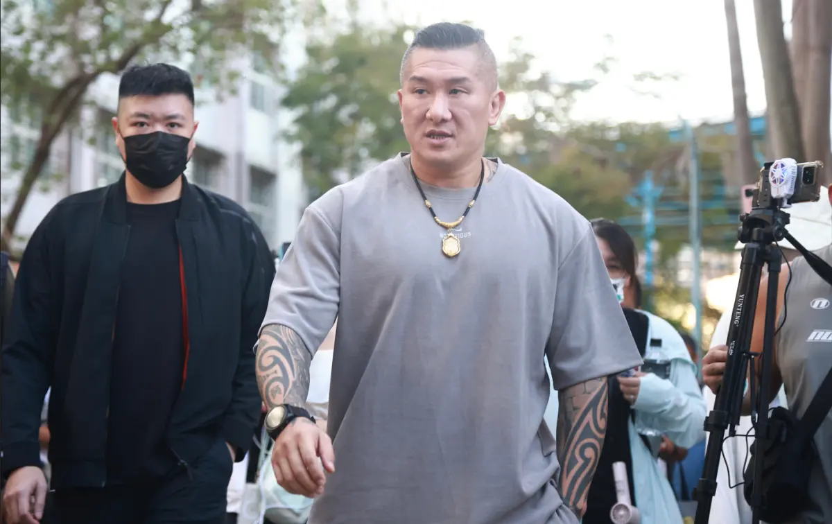 ▲「館長」陳之漢因斬首論遭檢警約談，新北地檢署認定他涉犯恐嚇、煽惑他人犯罪2項罪名，諭令15萬元交保。（圖／記者葉政勳攝）