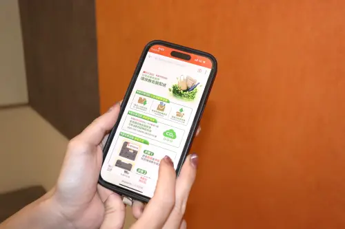 ▲蝦皮購物15日宣布，將擴大「環保無包裝」服務，攜手賣家全年減碳挑戰1.3萬噸，陸續開放平台賣家申請參與