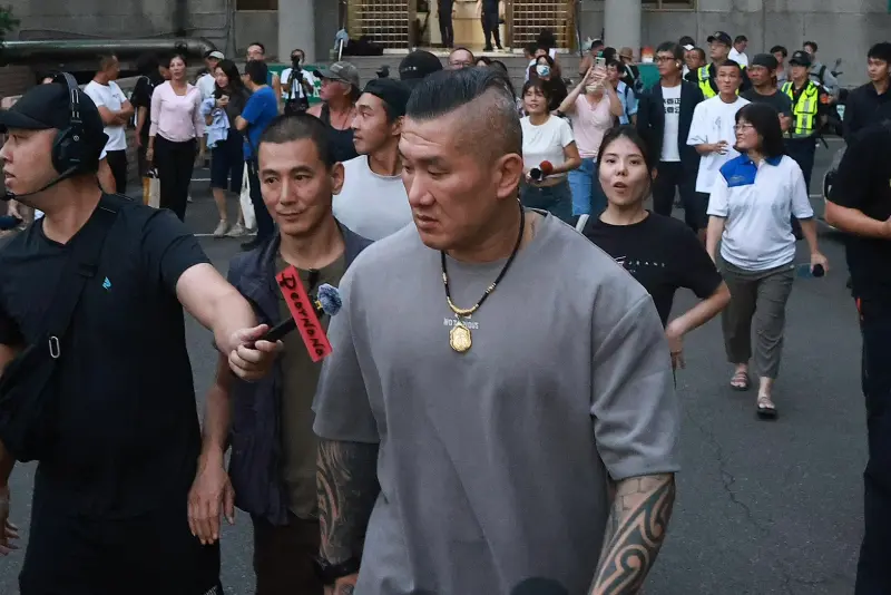 ▲館長交保時,有支持者簇擁他離開新北地檢署。(圖/記者葉政勳攝)