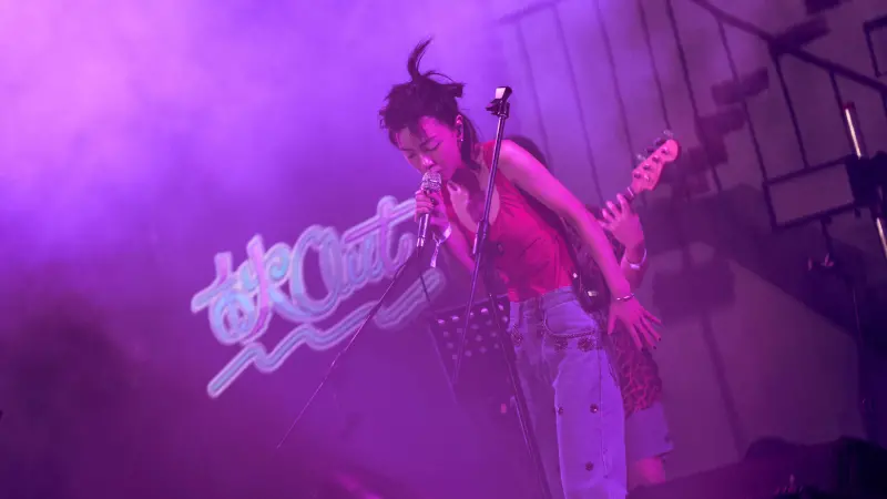 ▲郭采潔以樂團Mola Oddity主唱「Birdy K」身分重返台灣登上秋OUT音樂節，紅背心造型氣勢全開重返音樂舞台，宣布新EP《Cave Crackers》發行，她感性喊話「終於帶著樂團回家」，用搖滾能量展現全新音樂樣貌，掀全場最高潮。（圖／PIPE Live Music提供）