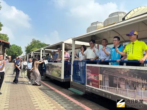 ▲在台糖副總經理蕭基淵見證下，346蒸氣五分車披著阿公級的勳章，鳴笛啟動復駛，宣告榮光延續。（圖／記者金武鳳攝，2025.10.15)