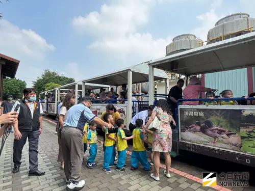 ▲國寶級346蒸汽五分車10／24復駛首航，今天舉辦宣布會時，附近幼稚園小朋友搶先體驗樂開懷。（圖／記者金武鳳攝，2025.10.15)