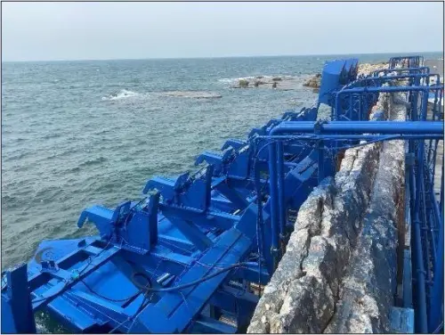 ▲以科國際８月成功在蘇澳港拿下土地，有望成為台灣首座海洋能發電廠。圖為以科公司合作設備商 Ecowave 於以色列案場建置波浪發電設備。（圖／港務公司提供）