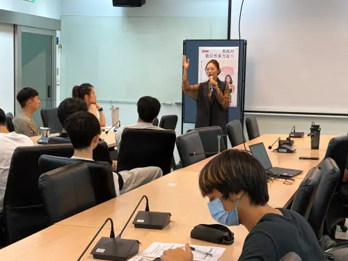 ▲前輔導長內內與臺下同學熱烈互動。（圖／SWAG提供）