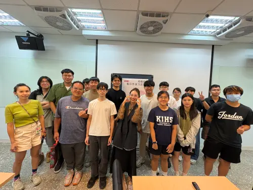 ▲前輔導長內內於臺科大擔任講師，接地氣分享超人氣，學生爭相合影。（圖／SWAG提供）