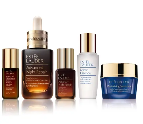 ▲板橋大遠百ESTĒE LAUDER 小棕全能修護組特潤超導全方位修護露50ml(正貨)、微分子肌底原生露15ml、特潤超導全方位修護露7ml、特潤超導舒敏奇肌安瓶5ml、年輕無敵一夜修護膠原霜15ml價值7,354元、推薦價4,005元。（圖／遠百提供）