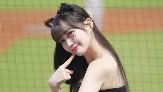 ▲韓籍啦啦隊員邊荷律宣布健康瘦身成功，體重減少4公斤、體脂降6公斤，開心重穿小號衣。她強調減肥是為了照顧自己，不受惡評影響，更笑喊：「對胖胖Team和美食的愛永遠不會改變！」（圖／翻攝自邊荷律IG@yuling34）