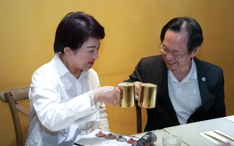 ▲盧秀燕一入座就舉起印度拉茶向蔡志弘致意。（圖／讀者提供，2025.10.15）