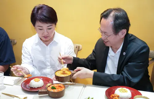 ▲國民黨主席候選人蔡志弘與盧秀燕互相為對方添咖哩醬。（圖／讀者提供，2025.10.15）