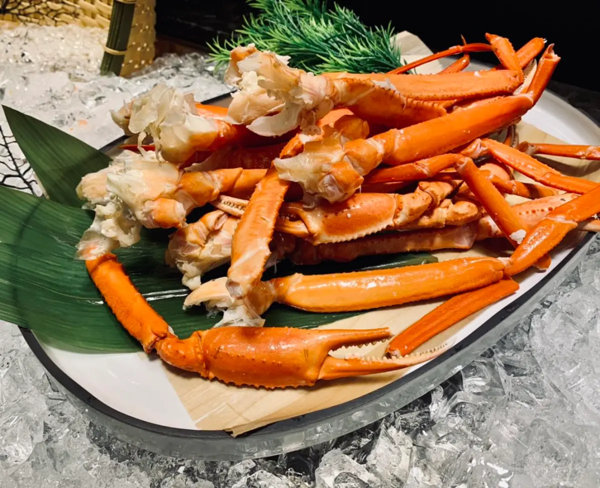 ▲許多buffet餐廳都會提供「蟹腳吃到飽」，但去吃過那麼多次buffet，你是否真的會吃蟹腳？還是每次都只能吃碎肉呢？（圖/旭集臉書）