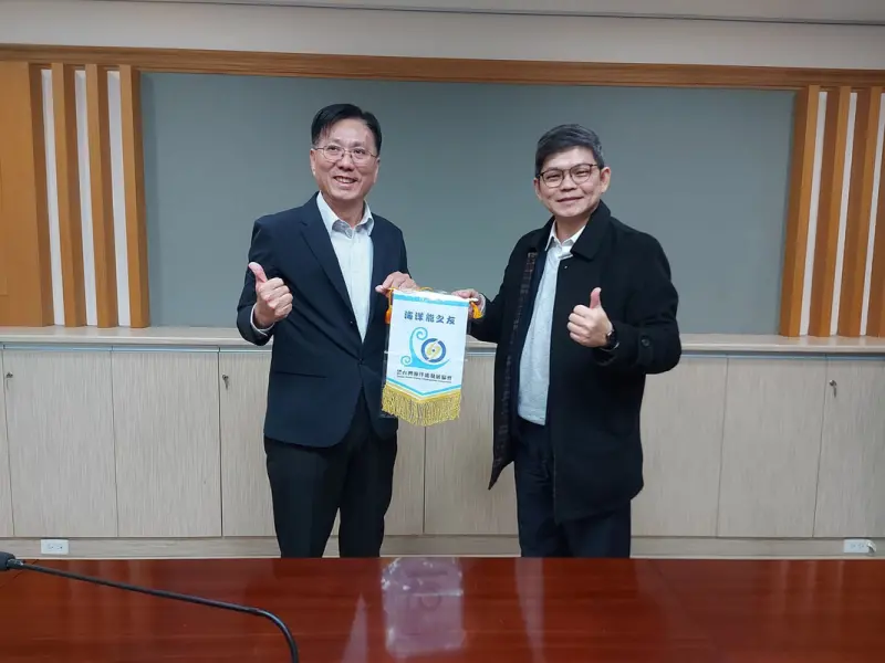 ▲莊閔傑(圖右)受訪表示,海洋能一開始的選址決定所有案件成敗,坦言許多案場都受到場址,直言就算海洋能躉購費率開到每度20元,「第一關就動不了,那後面都不用跑了!」(圖/取自台灣海洋能發展協會網站)