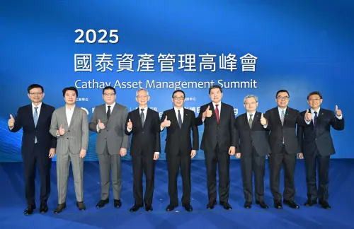 ▲「2025國泰資產管理高峰會」今（15）日登場，左起為國泰投信董事長李偉正、國泰人壽副總經理蔡宗男、國泰金控董事蔡宗諺、國泰人壽董事長熊明河、國泰世華銀行董事長郭明鑑、國泰金控總經理李長庚、國泰證券董事長莊順裕、國泰投信總經理張雍川及國泰人壽執行副總林昭廷均親自出席力挺。（圖／國泰金控提供）