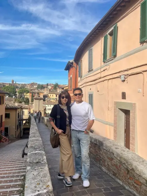 ▲徐乃麟（右）與愛妻近期前往北義大利旅遊，確定缺席金鐘獎。（圖／翻攝自徐乃麟臉書）