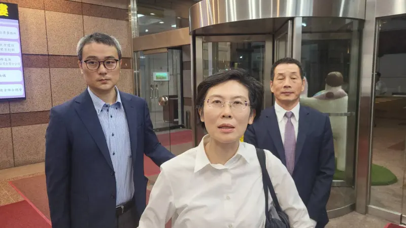 ▲涉助理費案！陳文治停權3年處分，林岱樺帶600頁陳述狀證清白。（圖／記者陳佩君攝，2025.10.15）