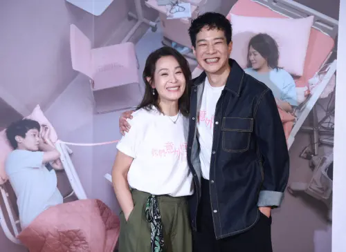 ▲劉若英（左）與薛仕凌（右）在《我們意外的勇氣》扮演一對意外要當爸媽的姐弟戀情侶。（圖／記者葉政勳攝）