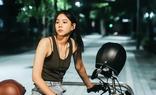 ▲袁漠遙在劇中不僅擔綱演出，更為《第一次遇見花香的那刻 第2季》演唱片頭曲。（圖／摘自《第一次遇見花香的那刻 第2季》片段）