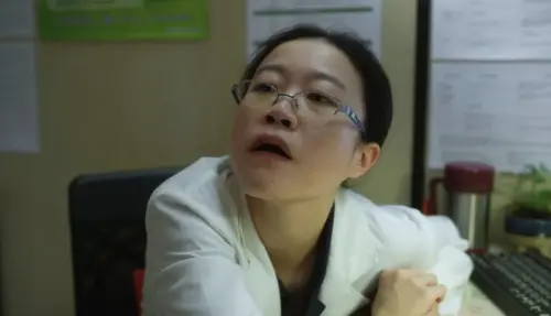 ▲余品潔在《童話故事下集》中飾演醫師，雖然戲份佔比不重，但創造不少話題。（圖／摘自《童話故事下集》片段）