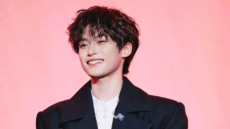 ▲《逆愛》男星梓渝被爆「帶女進房」，影片外流引爭議，經紀公司嚴正聲明影片遭惡剪造謠，警方已立案追查酒店洩密責任，完整畫面證實他與團隊同行，公司呼籲外界勿信謠傳。（圖／翻攝自微博@我是梓渝）