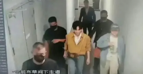 ▲梓渝（黃衣）被爆帶女性回飯店房間，經紀公司公布完整畫面闢謠。（圖／翻攝自微博）