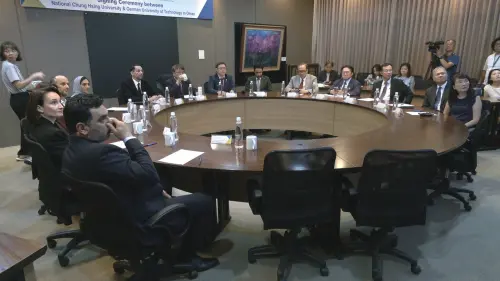 ▲ 今日的簽約儀式由外交部鄧盛平公使、教育部國際及兩岸教育司主秘，以及阿曼駐台代表穆罕莫德·阿巴拉米（Mohammed Muslem Said Al Baraami）親臨見證。（圖／中興大學提供）