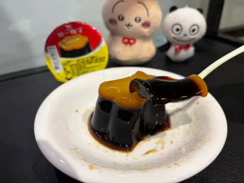 ▲統一翻轉布丁8人試吃結果出爐，焦糖凍口味相對不討喜，多數人都不會選擇回購，認為有嚐鮮過就好，且味道非常像古早味零嘴「雞蛋布丁果凍」。（圖/記者張嘉哲攝）