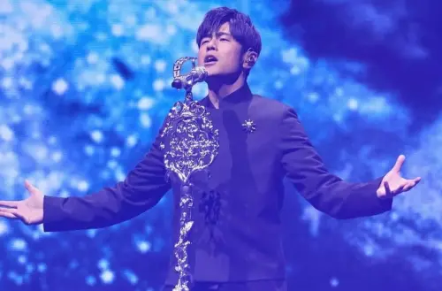 ▲娛樂搶先看／周杰倫（如圖）昨（15）日突火大發文尋魔術師好友，兩人疑關係生變；喬任昨日迎梁38歲冥誕，父母發文述說對他的思念；《許我耀眼》竟直接讓導演親自上陣客串演出。（圖／周杰倫IG@jaychou）