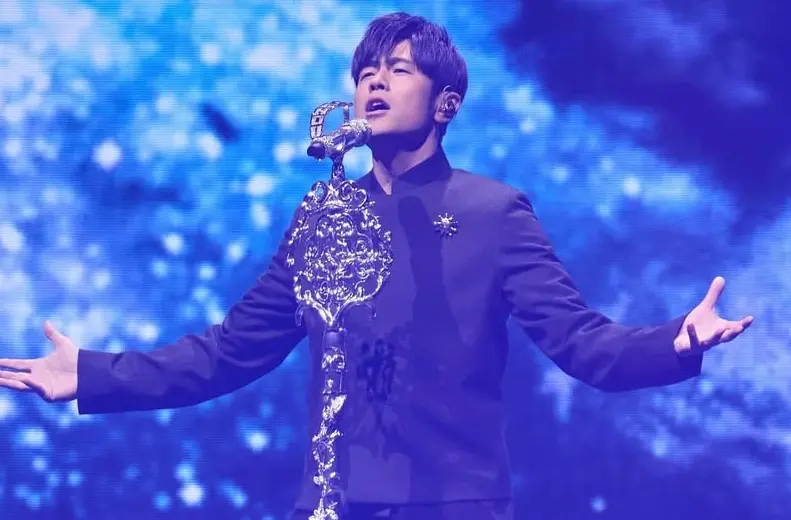 ▲娛樂搶先看／周杰倫（如圖）昨（15）日突火大發文尋魔術師好友，兩人疑關係生變；喬任梁昨日迎38歲冥誕，父母發文述說對他的思念；《許我耀眼》竟直接讓導演親自上陣客串演出。（圖／周杰倫IG@jaychou）