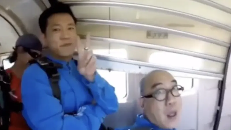 ▲今（16）日演員顏正國（左）過世第9天，生前摯友「鋼鐵爸」協助操辦後續喪儀之外，昨日於社群分享2人過往冒險跳傘影片，感性喊話顏正國，「請你安心地去飛吧。」惹哭一片粉絲。（圖／翻攝自鋼鐵爸臉書）