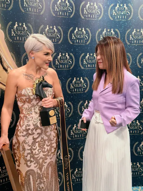 ▲符瓊音（右）首次合體加拿大聲樂老師（左）拍片，親自見到本人，她認證老師本人沒架子。（圖／首符國際提供）