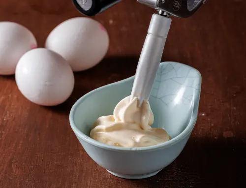 ▲傳統壽喜鍋是沾佐生蛋液，「牛喜」則首創「蛋液泡泡」。（圖／牛喜提供）