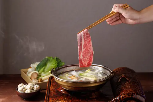 ▲「牛喜」也有淡雅溫潤的水炊鍋，靈感源自日本九州博多自明治時期即盛行的鍋物。（圖／牛喜提供）