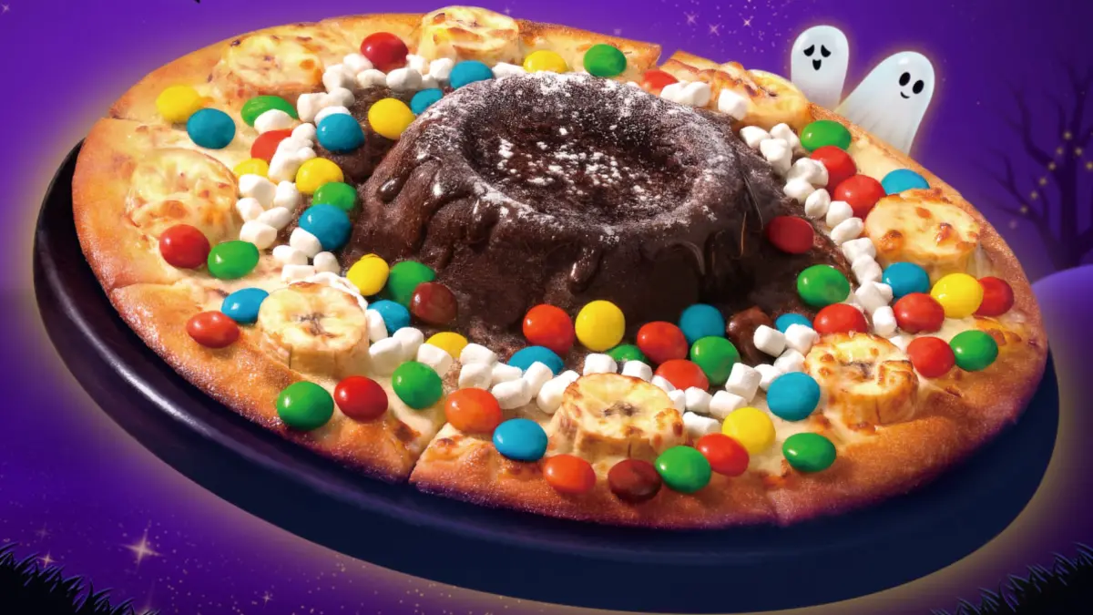 ▲Trick or Treat！萬聖節Happy Halloween，達美樂399元「搗蛋可可糖山披薩」驚喜加料小熊軟糖、雷根糖與巧克力豆隨機3款糖果。德克士炸雞「萬聖黑金趴」送小小兵周邊。（圖／達美樂提供）